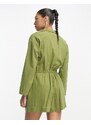 ASOS DESIGN - Tuta corta stile camicia extra larga in lino a maniche lunghe oliva-Verde