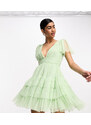 Lace & Beads - Madison - Vestito da damigella corto in tulle color salvia con scollo a V-Verde