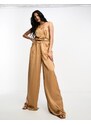 ASOS DESIGN - Tuta jumpsuit in raso cammello con dettaglio in metallo color oro e drappeggio-Neutro