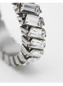 ASOS DESIGN - Anello a fascia in acciaio inossidabile color argento con cristalli a baguette diagonali
