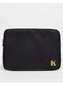 ASOS DESIGN - Custodia per portatile nera personalizzata con lettera "K"-Nero
