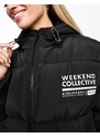 ASOS WEEKEND COLLECTIVE ASOS DESIGN Weekend Collective - Cappotto imbottito stretto in vita nero con logo