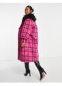 Miss Selfridge Petite - Cappotto lungo rosa a quadri con colletto in pelliccia sintetica dall'effetto mongolia