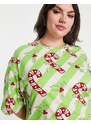 ASOS Curve ASOS DESIGN Curve - T-shirt da notte natalizia verde e crema a righe con stampa di bastoncini di zucchero-Multicolore