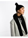 French Connection - Completo nero in maglia a coste con sciarpa e berretto con pompon