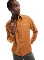 ASOS DESIGN - Camicia vestibilità comoda in camoscio sintetico color cuoio con colletto anni '70-Marrone