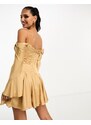 ASOS DESIGN - Vestito corto in raso oro drappeggiato stile corsetto con spalle scoperte e gonna godet