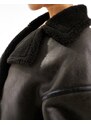 Pull&Bear - Cappotto taglio lungo in pelle sintetica marrone slavato con dettagli a contrasto in montone
