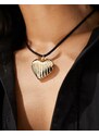 ASOS DESIGN - Collana con cordino e pendente con cuore bombato zigrinato color oro