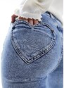 Miss Selfridge - Jeans a zampa lavaggio medio con tasche a cuore-Blu