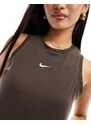Nike - Essential - Crop top senza maniche marrone barocco a coste