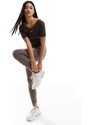 Nike - T-shirt marrone barocco a costine con scollo ampio sul retro