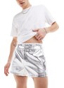 ASOS DESIGN - Pantaloncini slim taglio corto in pelle sintetica color argento metallizzato