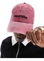 ASOS DESIGN - Cappello con visiera rosso slavato con ricamo "Out Of Office"
