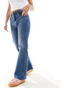 Bershka Petite - Pantaloni a zampa blu medio con spacco sul fondo