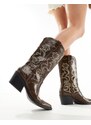 Pull&Bear - Stivali da cowboy stile western marrone scuro con ricami