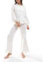 Chelsea Peers - Set da sposa in raso avorio con camicia a maniche corte e rever e pantaloni con orlo con frange-Bianco