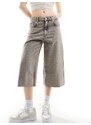 Pull&Bear - Pantaloncini di jeans taglio lungo grigio slavato con bordi grezzi