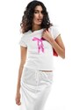 Stradivarius - T-shirt corta bianca con stampa di fiocco rosa-Bianco