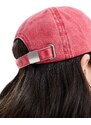 ASOS DESIGN - Cappello con visiera rosso slavato